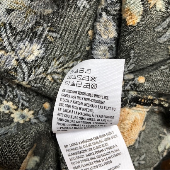 American Eagle Keyhole Floral Blouse Top Sz XS - Picture 9 of 9